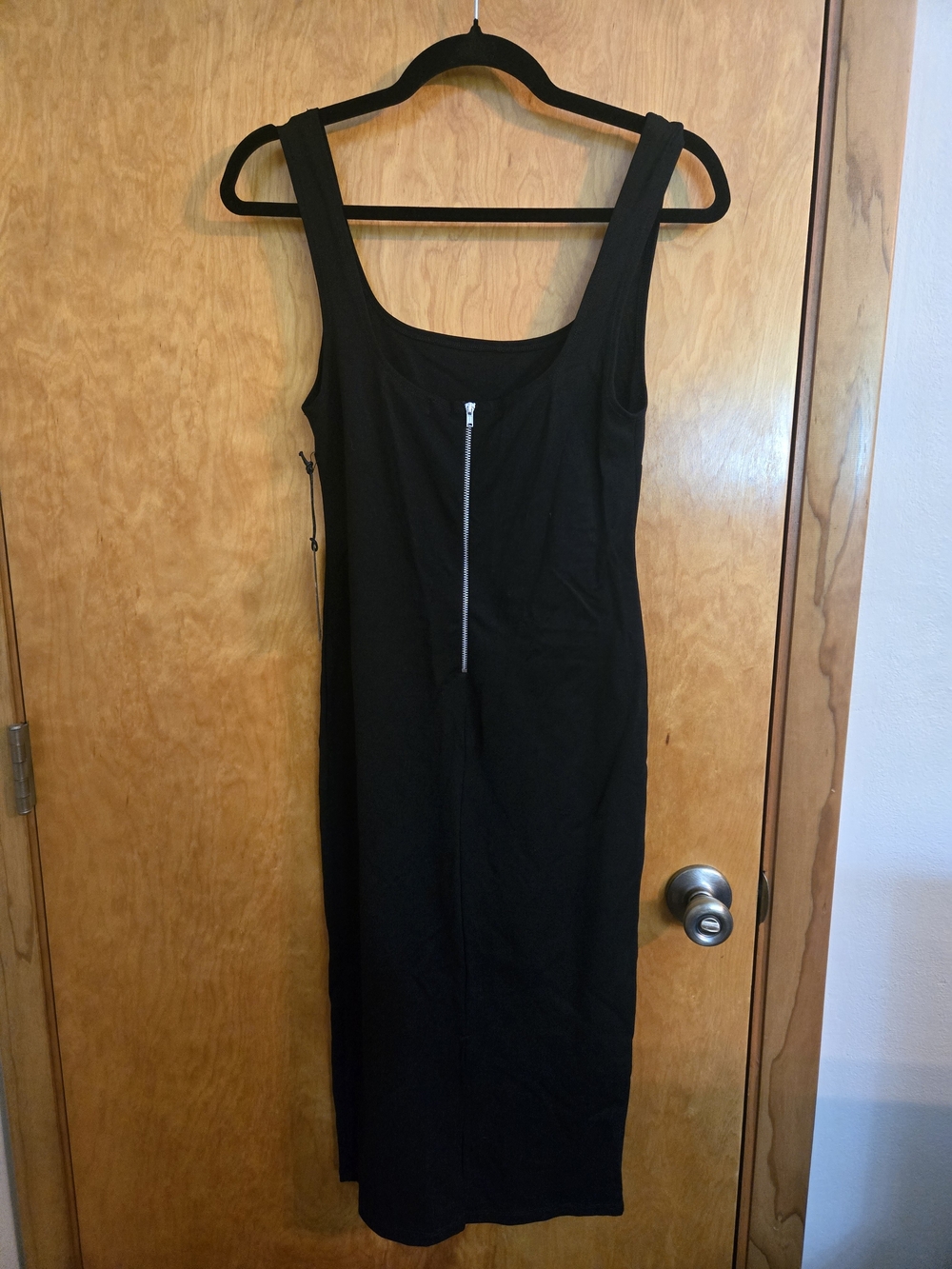 Classic Black Scoop Neck Midi Dress with Front Zip